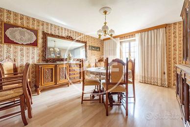 Casa indipendente di 175 m² con più di 5 locali a 