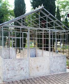 Serra in ferro e vetro.
