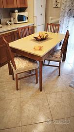 Tavolo con sedie