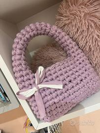 Borsetta interamente realizzata a mano