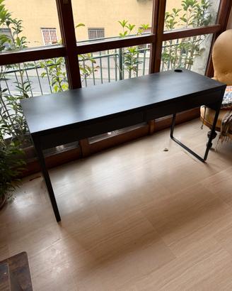 Scrivania IKEA MICKE nera