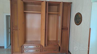 Armadio in legno stile classico