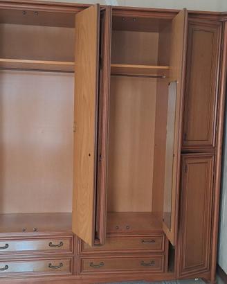 Armadio in legno stile classico