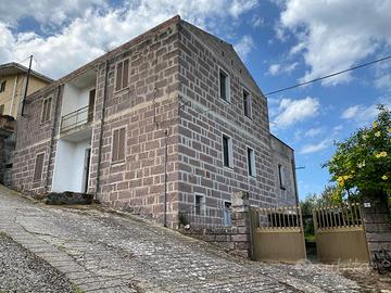 Casa indipendente con vista sul lago Omodeo