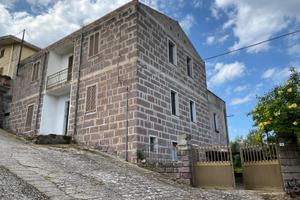 Casa indipendente con vista sul lago Omodeo