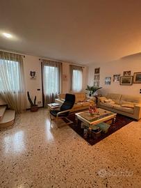 Casa singola 4 camere matr. e giardino di 1700 mq