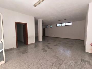 Locale uso deposito con bagno e rampa carrabile