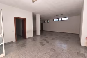 Locale uso deposito con bagno e rampa carrabile