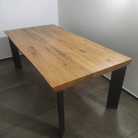 Tavolo in legno massiccio naturale
