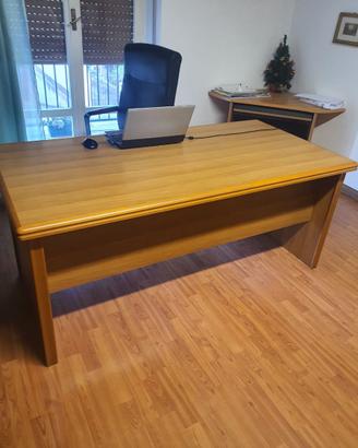 Scrivania di pregio misura 181cm x 90 cm permuto