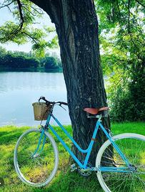 Bici azzurro pastello in perfetto stato
