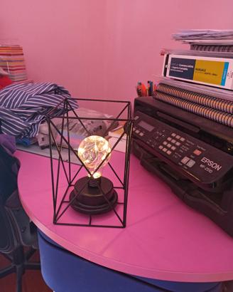 lume con lampada a led a batteria