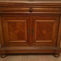 Antico mobile da soggiorno o camera da letto