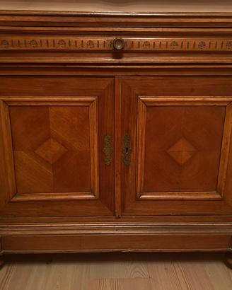 Antico mobile da soggiorno o camera da letto