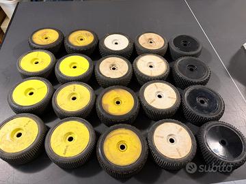 5 treni di gomme buggy 1/8 usate