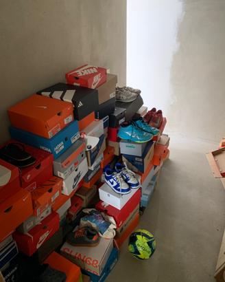 Lotto di circa 100 scarpe