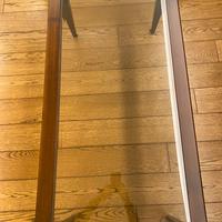 Tavolino con pannello in vetro