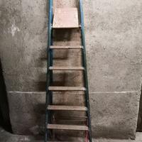 Scala in ferro blu