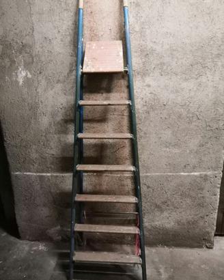Scala in ferro blu