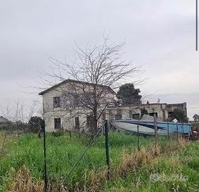 Casale con terreno edificabile via del feudo