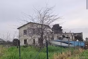 Casale con terreno edificabile via del feudo
