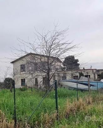 Casale con terreno edificabile via del feudo