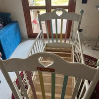 culla bianca con doghe in legno