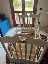 culla bianca con doghe in legno