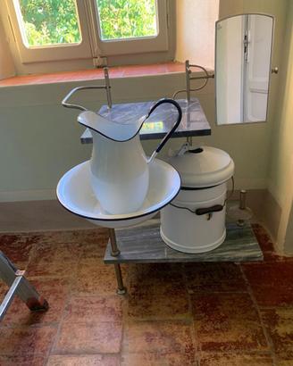 Antico lavabo in pietra