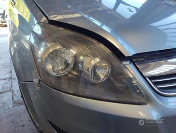 Proiettore destro OPEL ZAFIRA del 2010