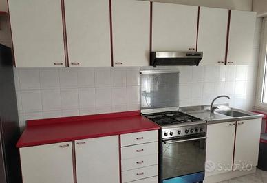 Cucina in legno componibile con nr. 6 sedie