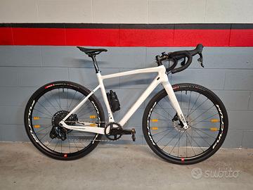 Gravel carbonio, cambio elettronico + 2 set ruote