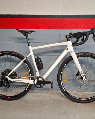 Gravel carbonio, cambio elettronico + 2 set ruote