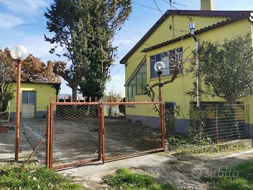 Villa indipendente immersa nel verde vista lago