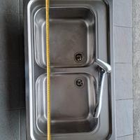Lavello on acciaio inox con rubinetto