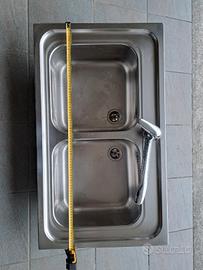 Lavello on acciaio inox con rubinetto