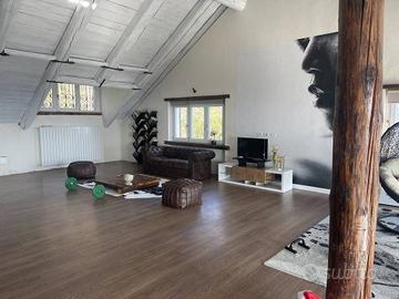 AMPIO IMMOBILE ULTIMO PIANO TRAVI A VISTA