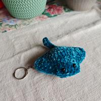 Portachiavi manta azzurra amigurumi 