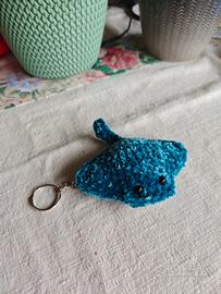 Portachiavi manta azzurra amigurumi 