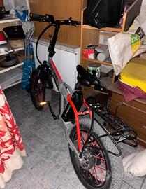 Bici elettrica argento mini max grigia e rossa