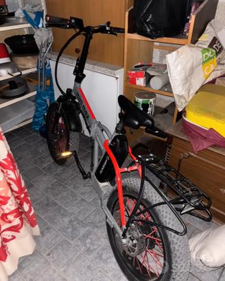 Bici elettrica argento mini max grigia e rossa