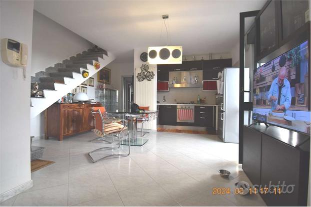 DUPLEX ANNO 2008.MQ 110+CANTINA -200.000 EURO