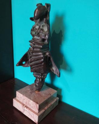 Scultura in bronzo ossidato "surrealista"