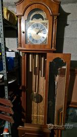 Orologio da terra con movimento meccanico