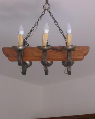 Lampadario rustico legno e ferro battuto