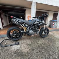 Moto hypermotard 796