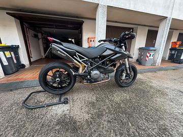 Moto hypermotard 796