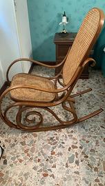 Sedia a dondolo antica in stile Thonet