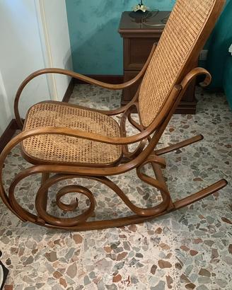 Sedia a dondolo antica in stile Thonet