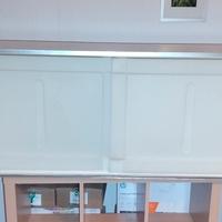 Pensile bianco.Ante scorrevoli in plastica semitra